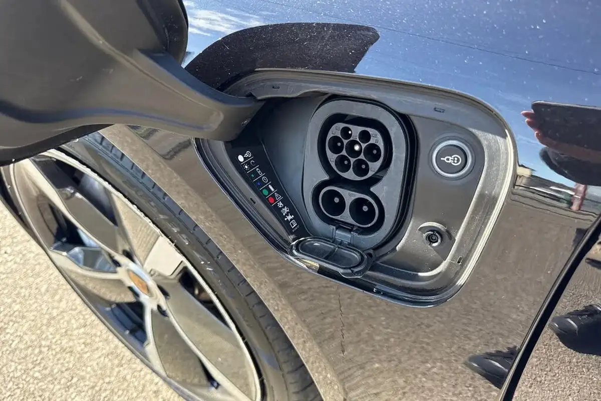 2020-porsche-taycan-e-turbo-big-28