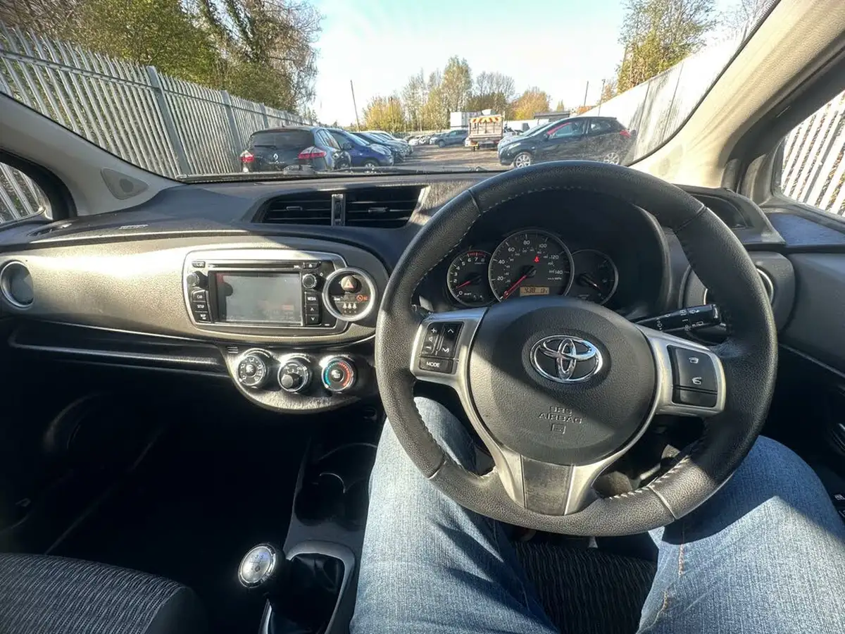 2013-toyota-yaris-10-tr-touch-go-5d-big-21