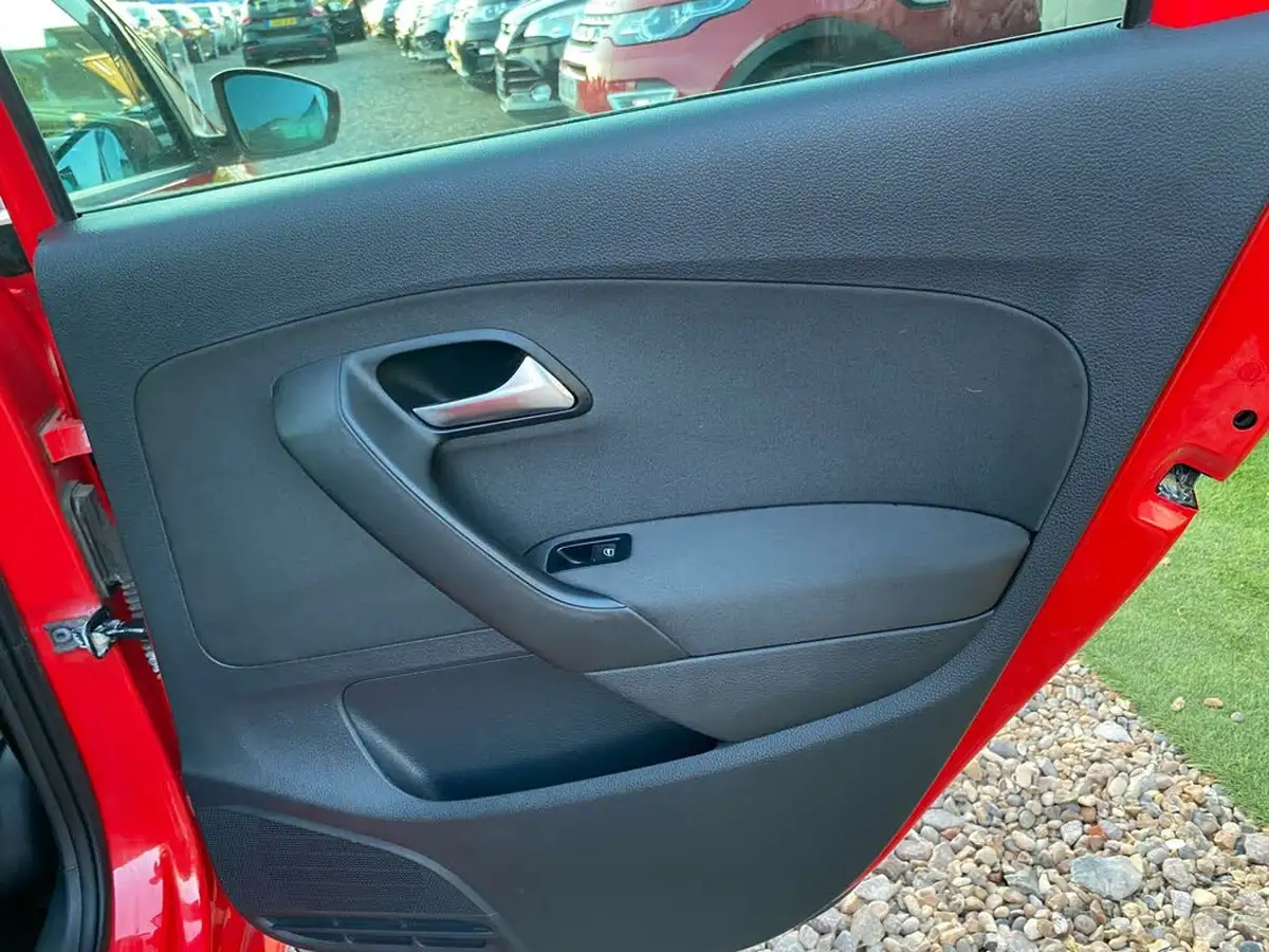 2012-volkswagen-polo-12-match-60ps-5d-big-18
