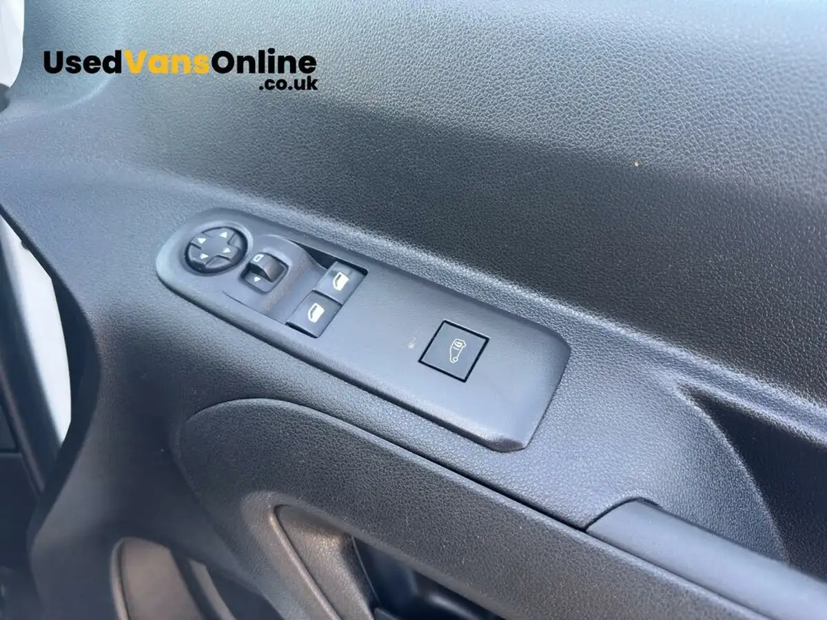 2019-vauxhall-combo-15cdti-sportive-2300-100pseu6d-t-l2h1-panel-big-11