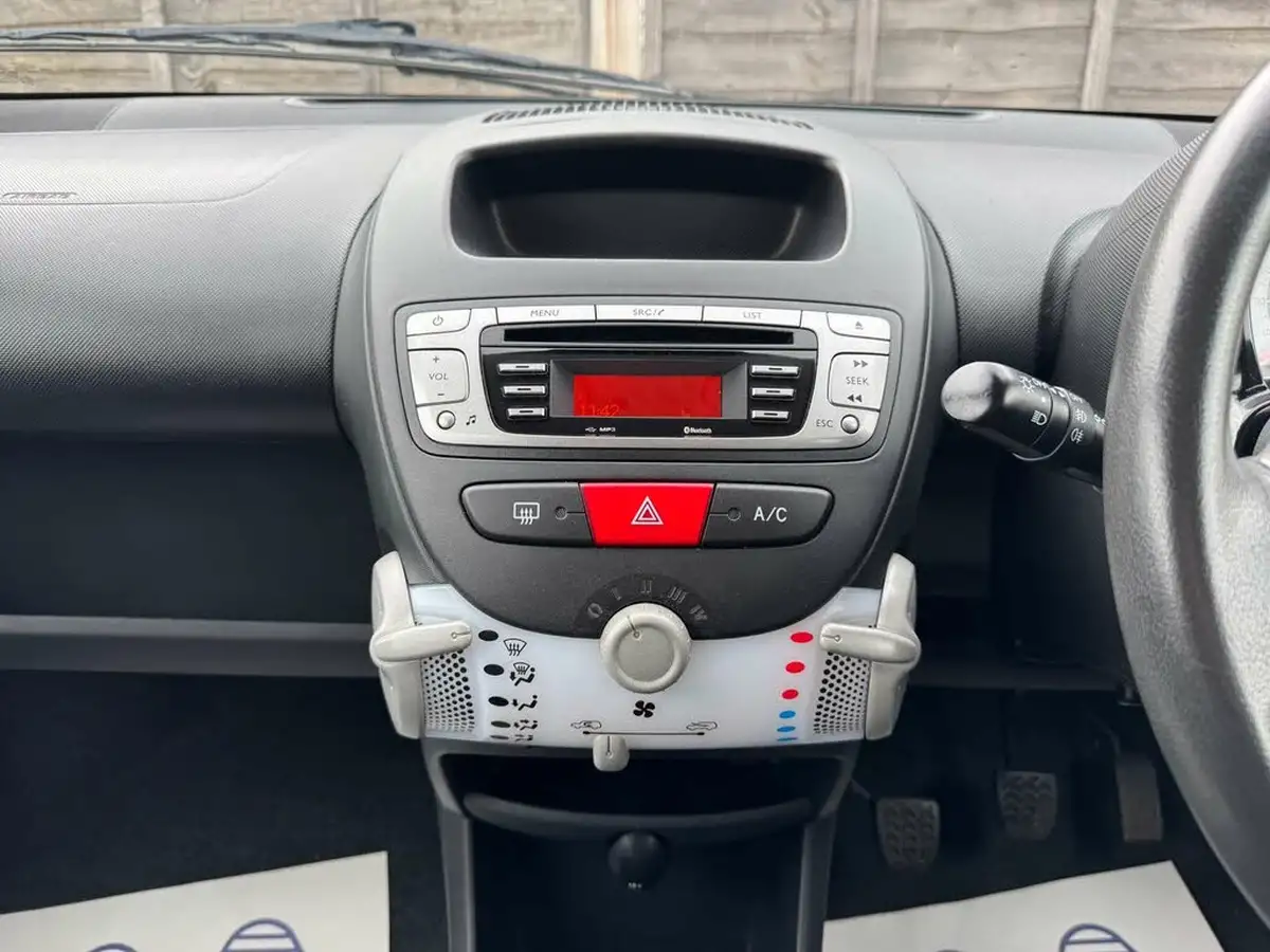 2013-citroen-c1-10-vtr-3d-big-12
