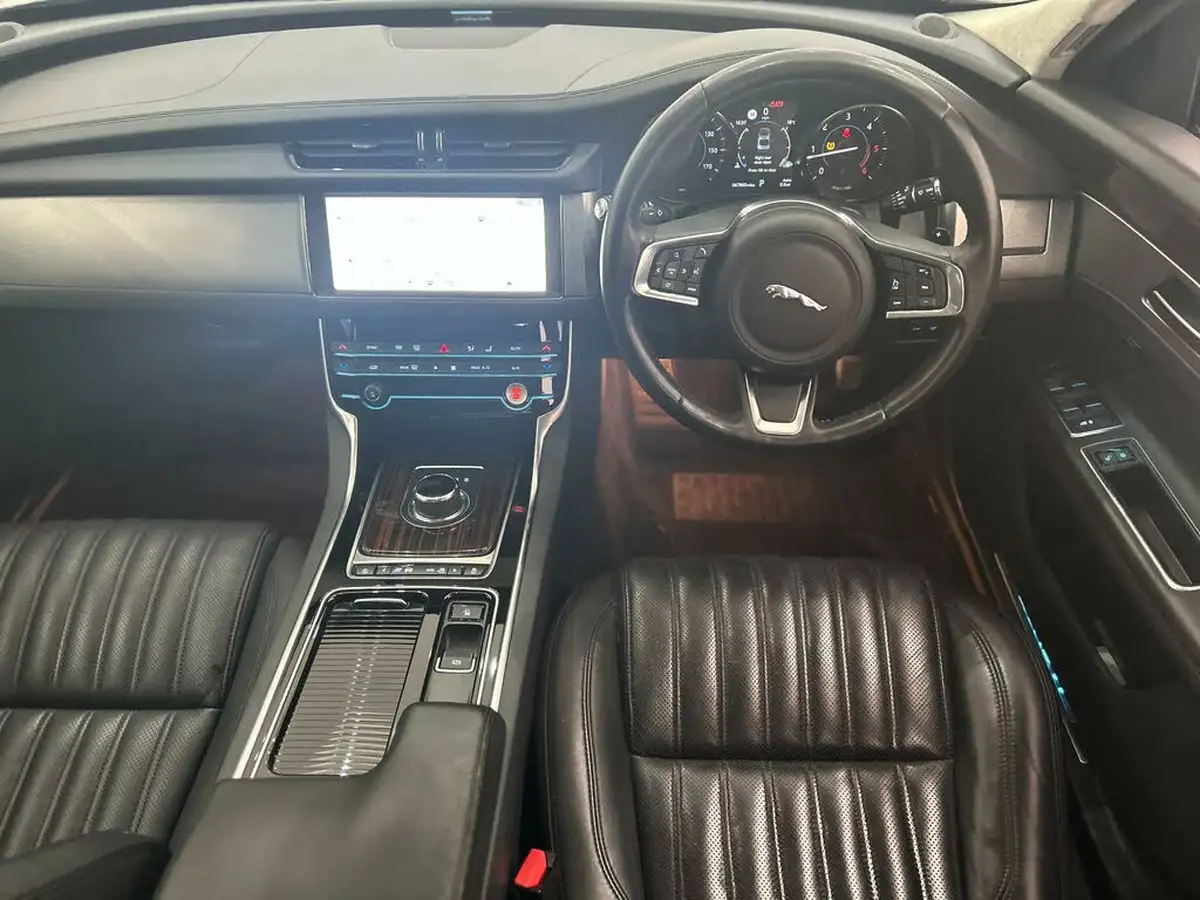2018-jaguar-xf-20td-portfolio-180ps-awd-saloon-4d-1999cc-auto-big-4
