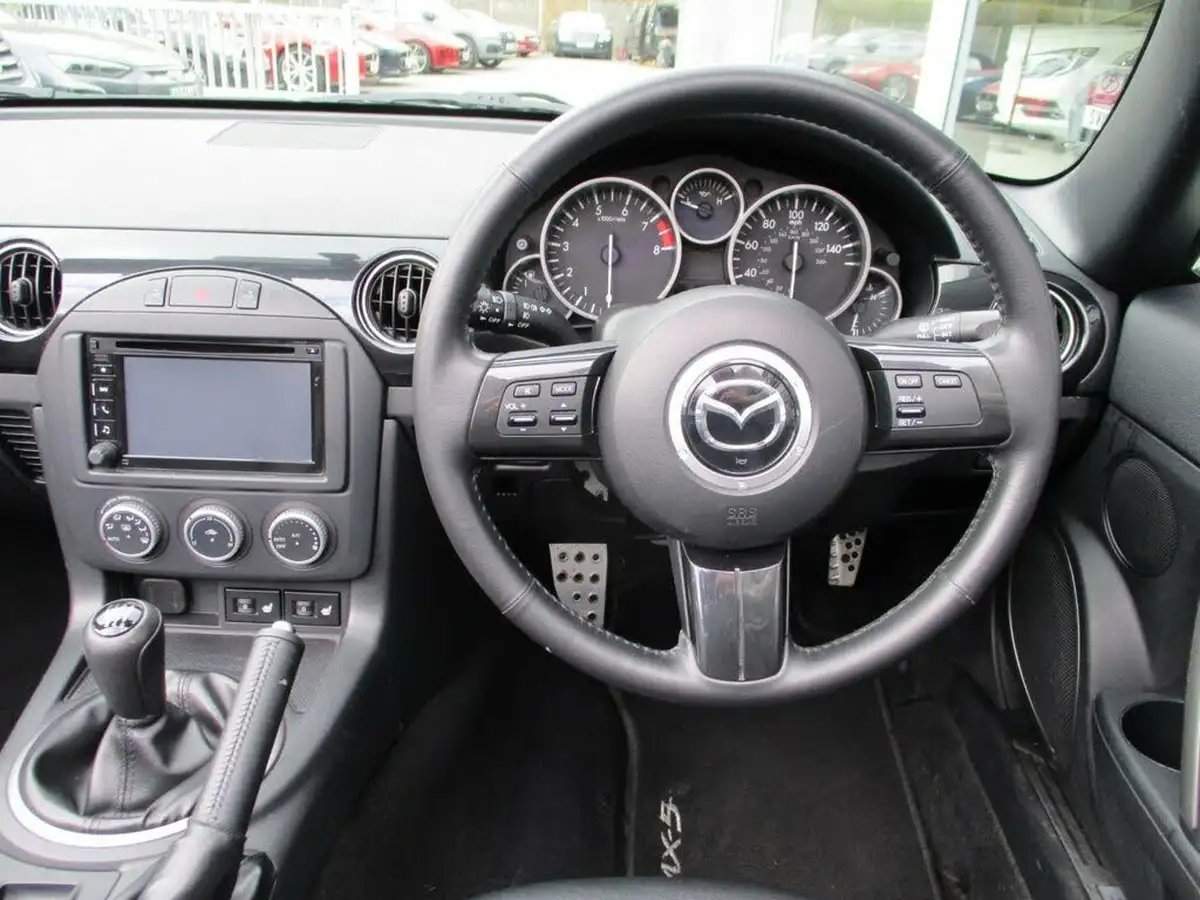 2015-mazda-mx-5-20-roadster-sport-tech-nav-big-14