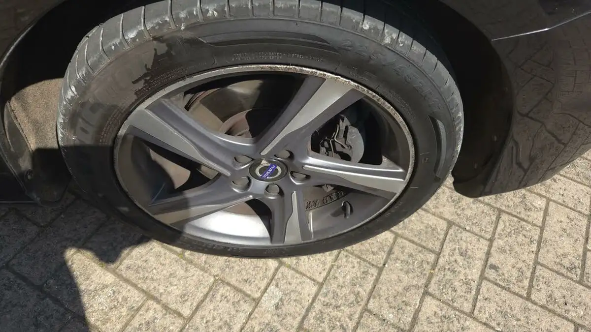 2016-volvo-v40-20-t2-r-design-big-23