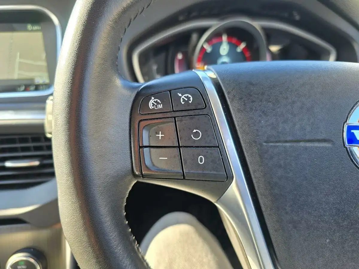 2015-volvo-v40-20td-d4-se-lux-geartronic-big-26