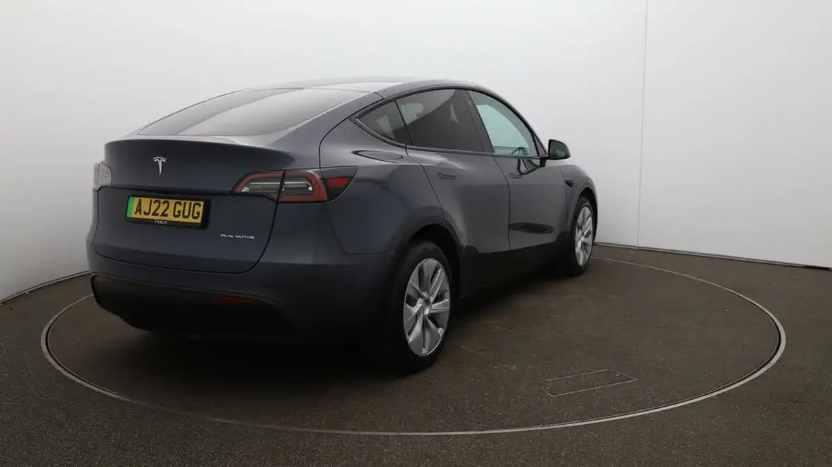 2022-tesla-model-y-e-long-range-big-47