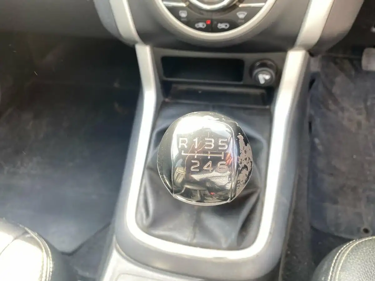 2014-isuzu-d-max-25td-venetian-red-blade-big-13