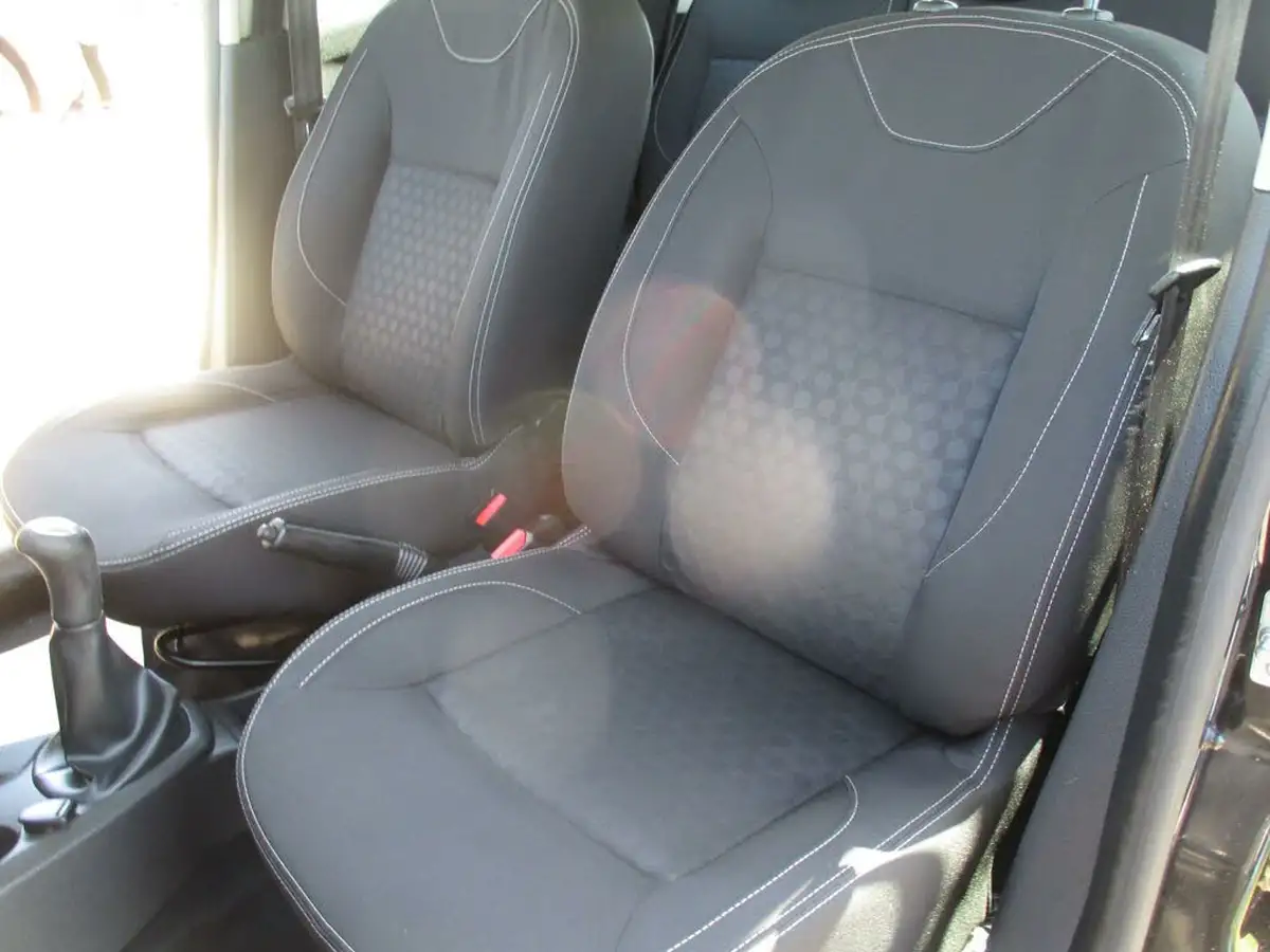 2013-dacia-sandero-12-laureate-big-28