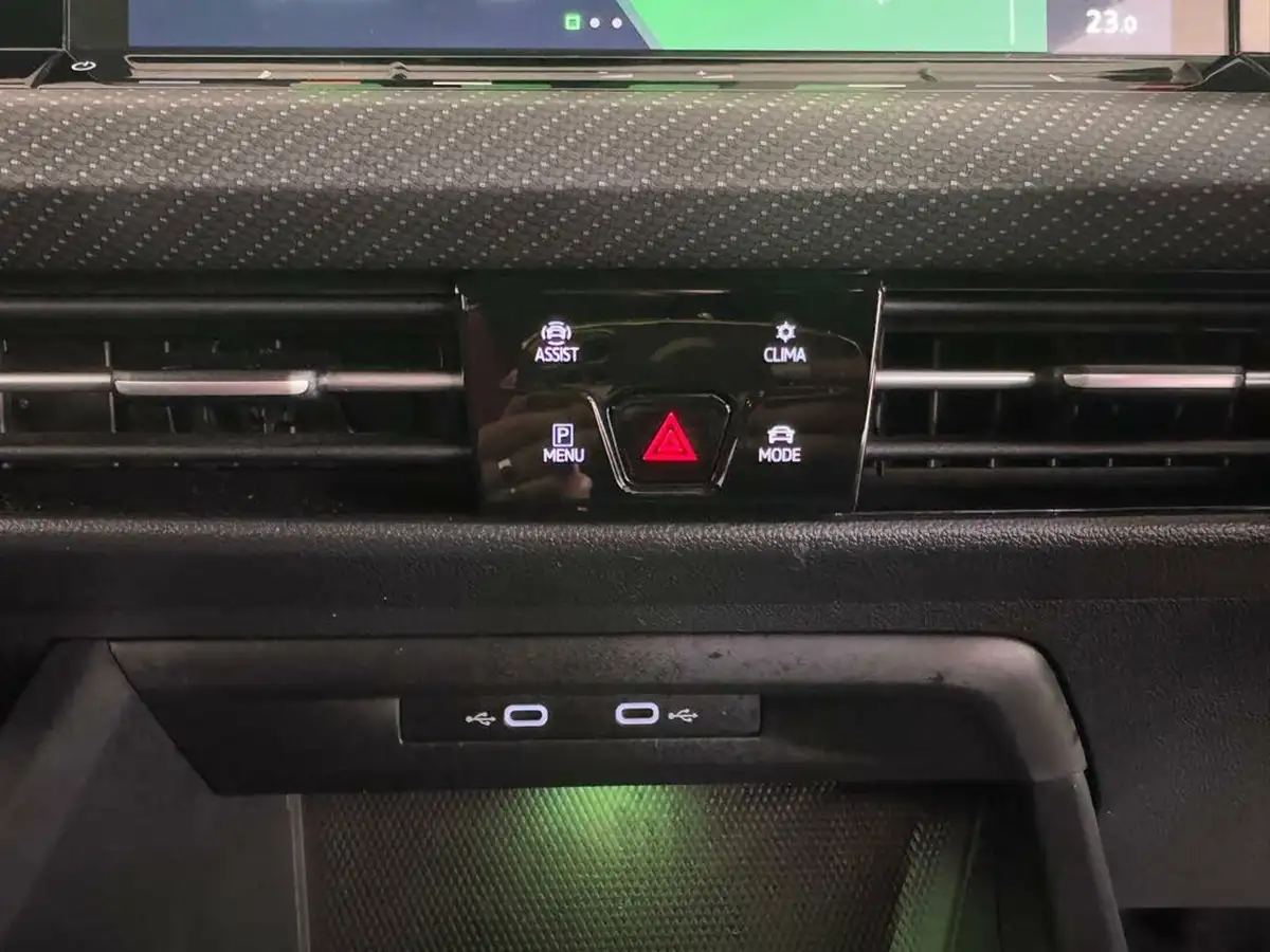 2021-volkswagen-golf-big-27
