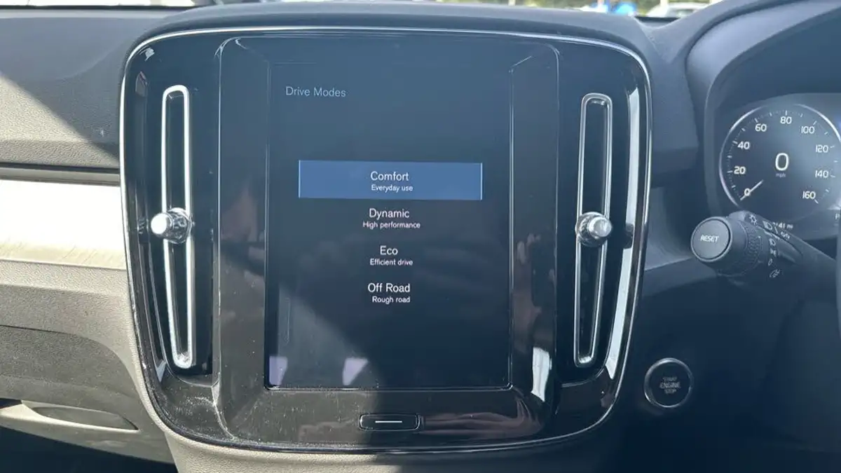 2021-volvo-xc40-15-t3-inscription-163bhp-big-31