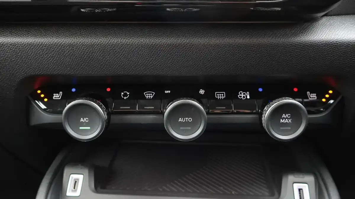 2023-citroen-c4-15bluehdi-shine-plus-big-12