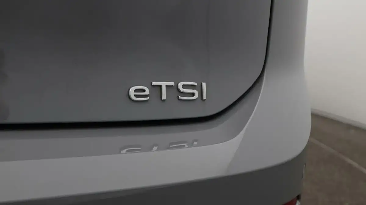2024-volkswagen-golf-15-etsi-r-line-evo-hatchback-big-21