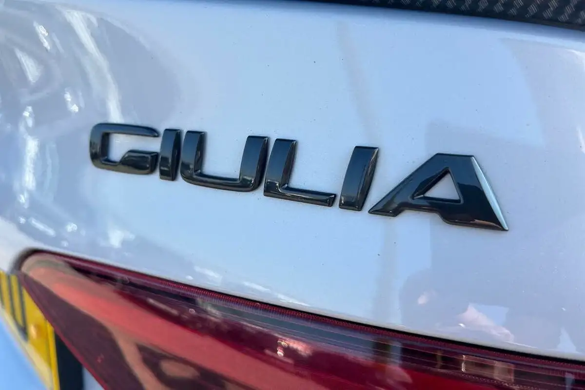 2021-alfa-romeo-giulia-20-veloce-276bhp-big-26