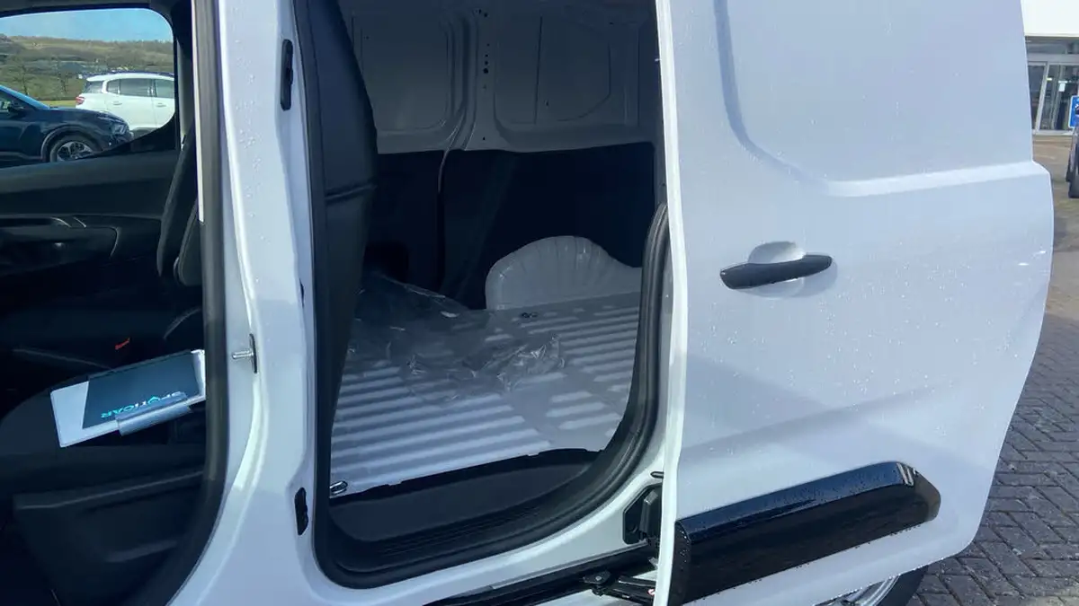 2024-citroen-berlingo-15-bluehdi-m-enterprise-100pseu6e-big-24