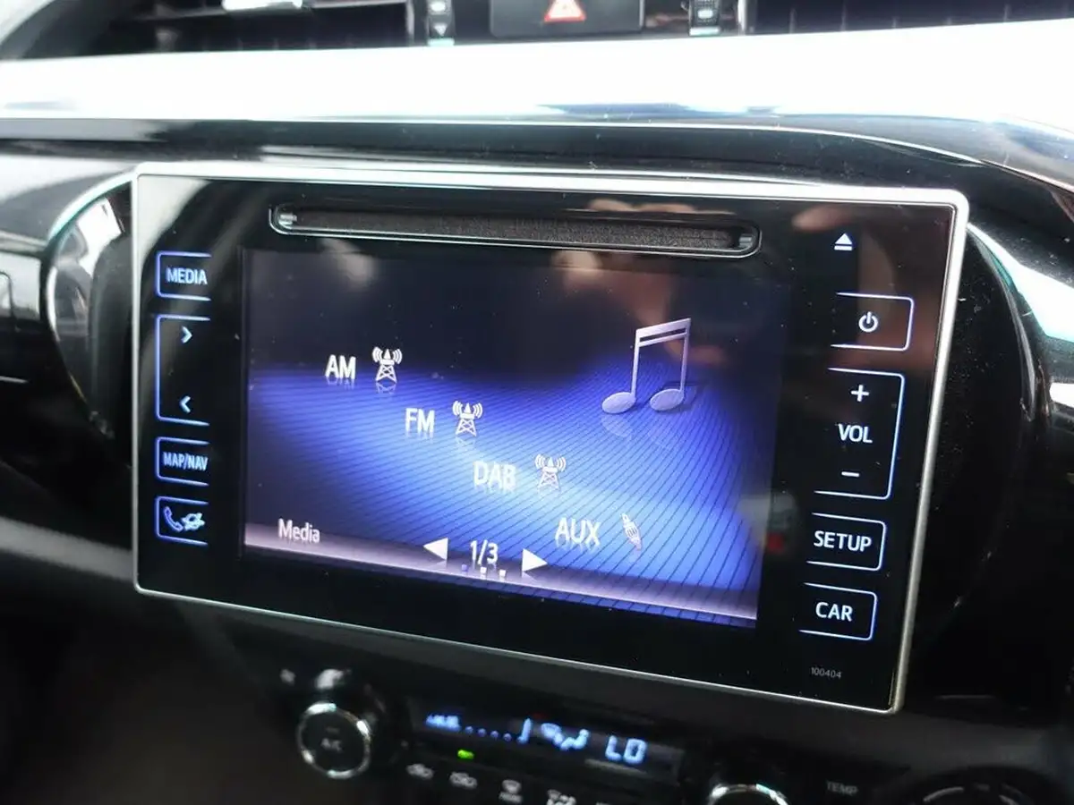2017-toyota-hi-lux-24d-invincible-auto-big-17