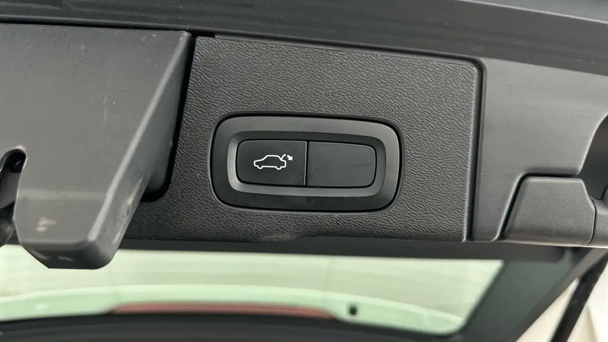 2020-volvo-xc60-20-b5-momentum-big-32