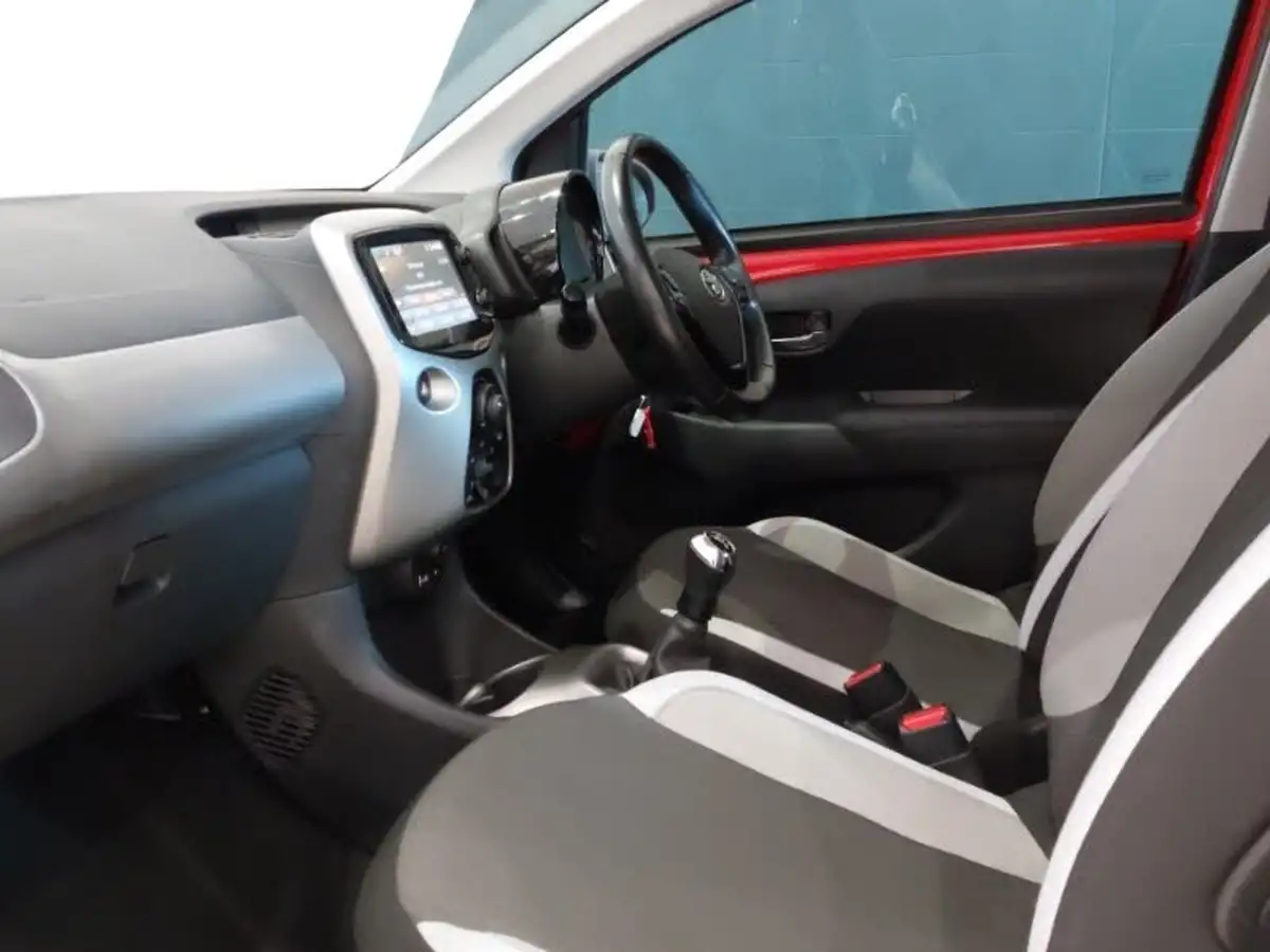 2017-toyota-aygo-10-vvt-i-x-play-71bhp-5d-big-4