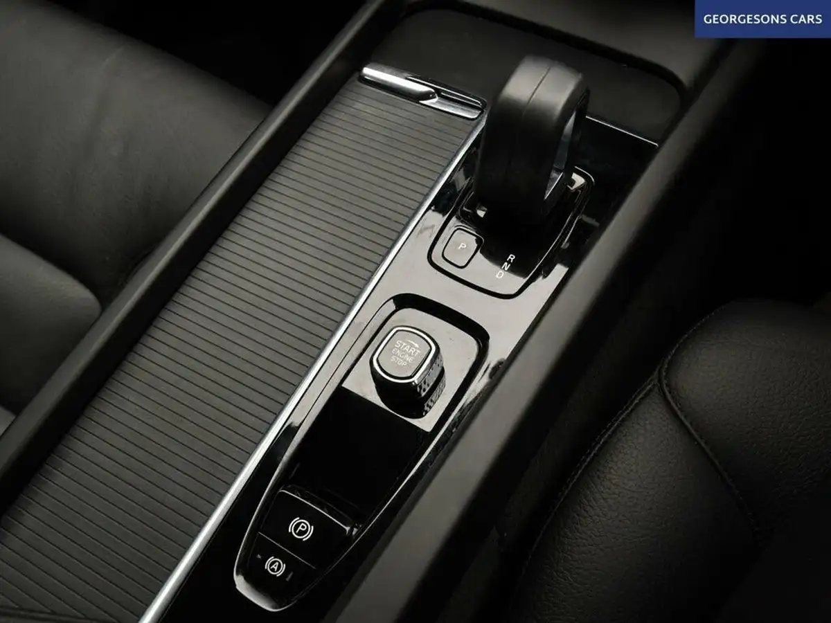 2021-volvo-xc60-20-b5-momentum-big-17