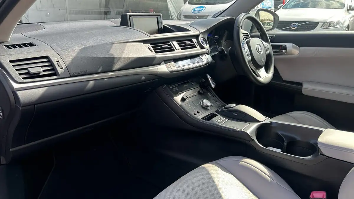 2012-lexus-ct-200h-18-se-l-premier-big-9