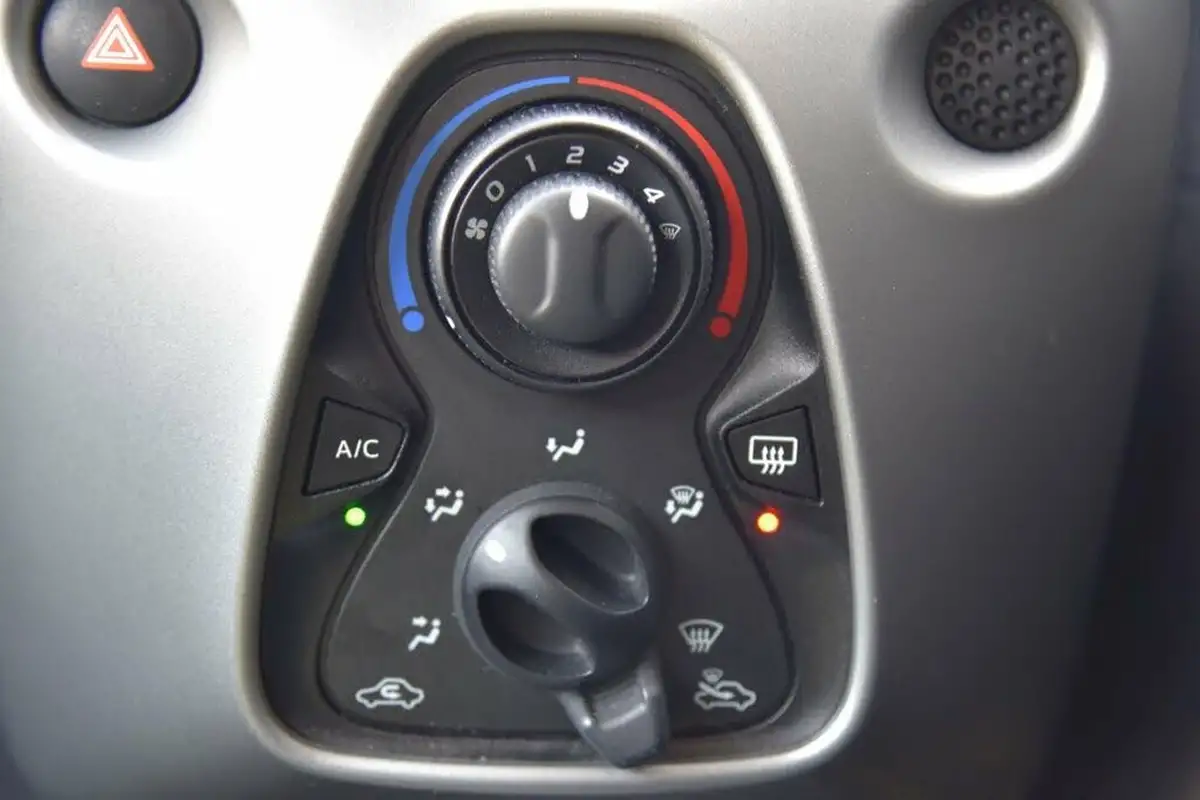2018-toyota-aygo-10-vvt-i-x-play-71bhp-5d-big-40