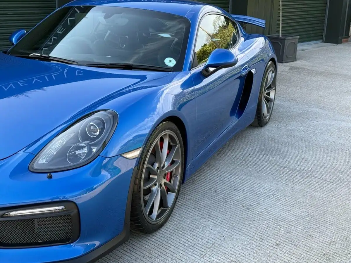 2016-porsche-cayman-38-gt4-big-18