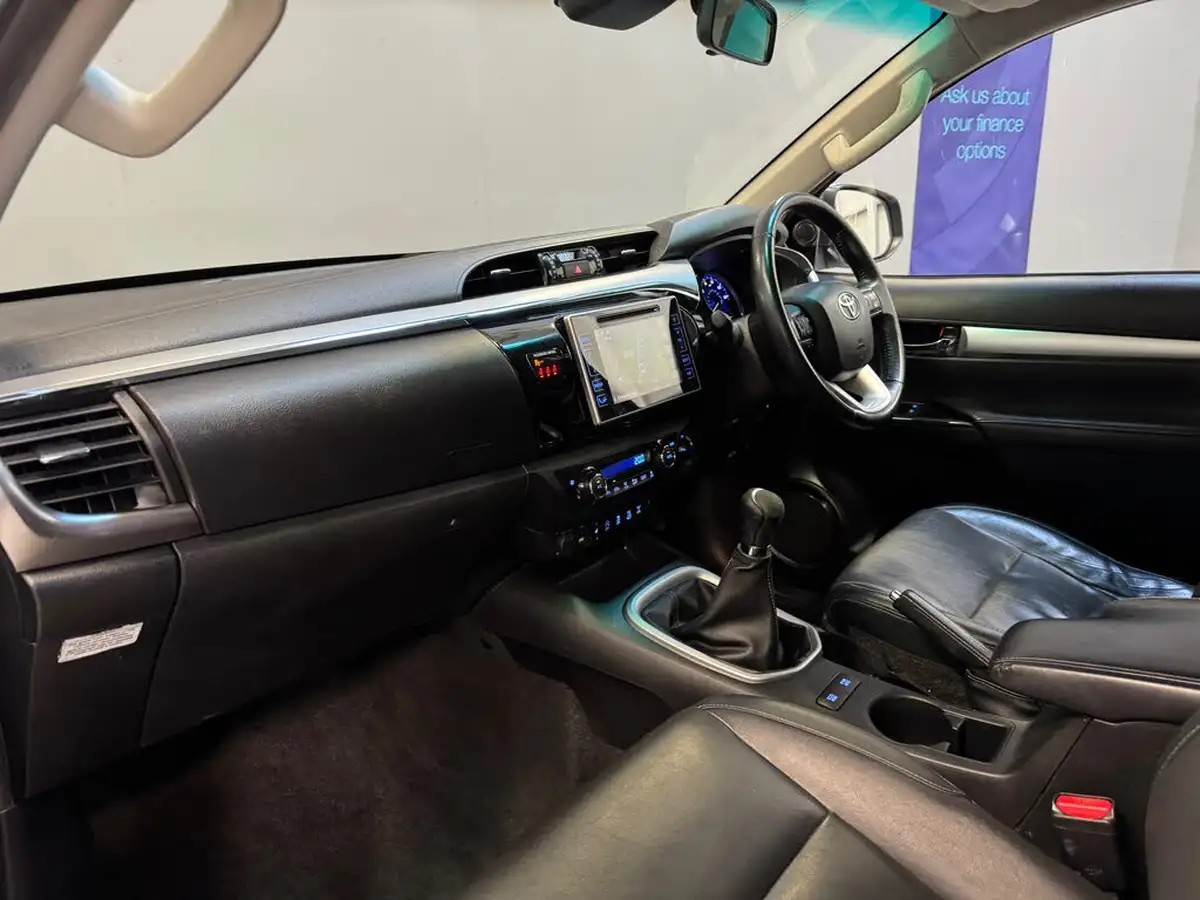 2018-toyota-hi-lux-24d-4d-invincible-32t-ss-big-14