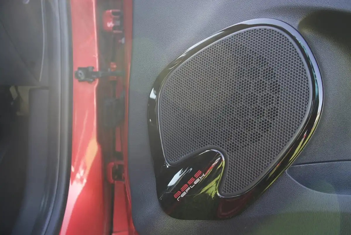 2015-renault-clio-12-dynamique-nav-big-32