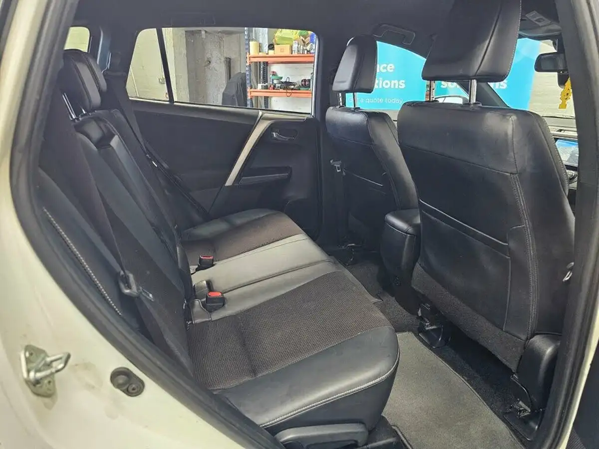 2018-toyota-rav4-20-design-awd-big-6