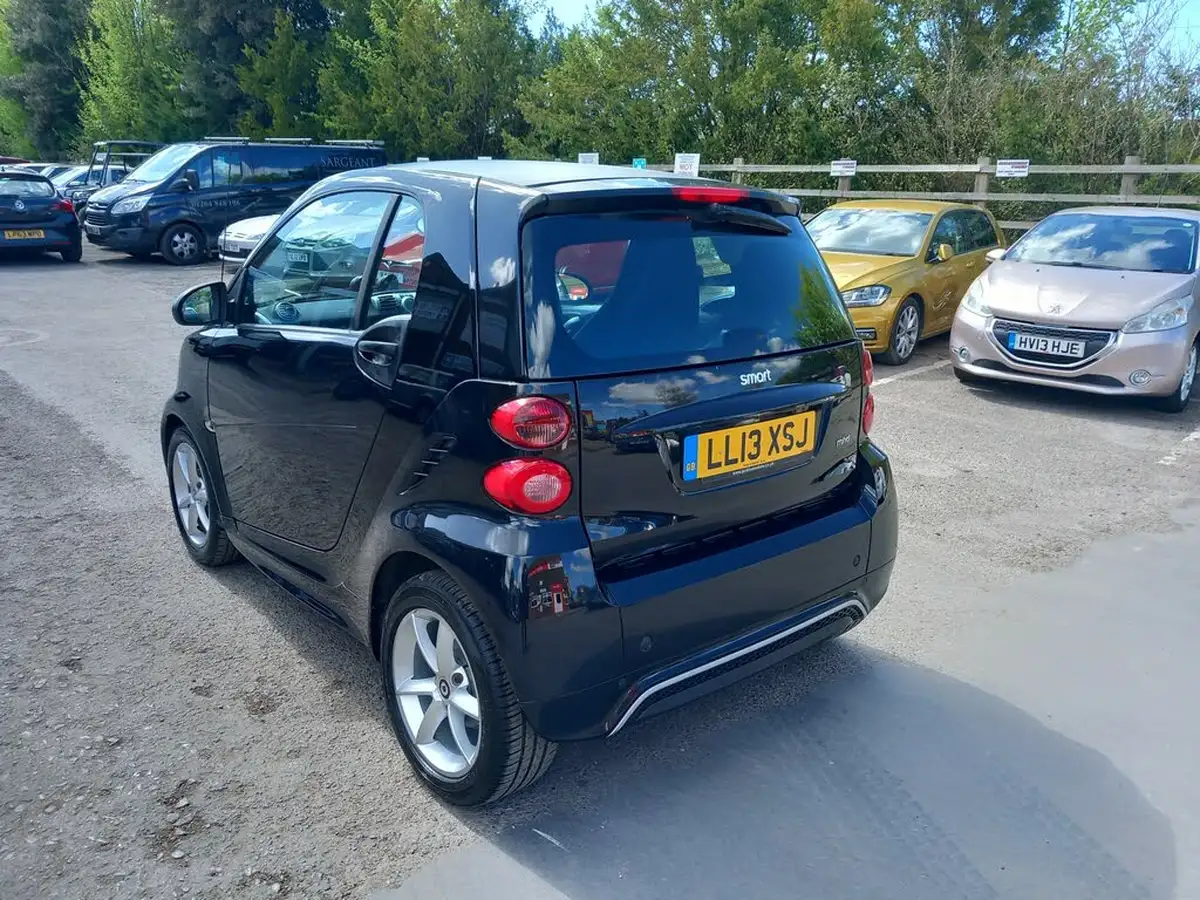 2013-smart-fortwo-10-edition-21-coupe-big-6