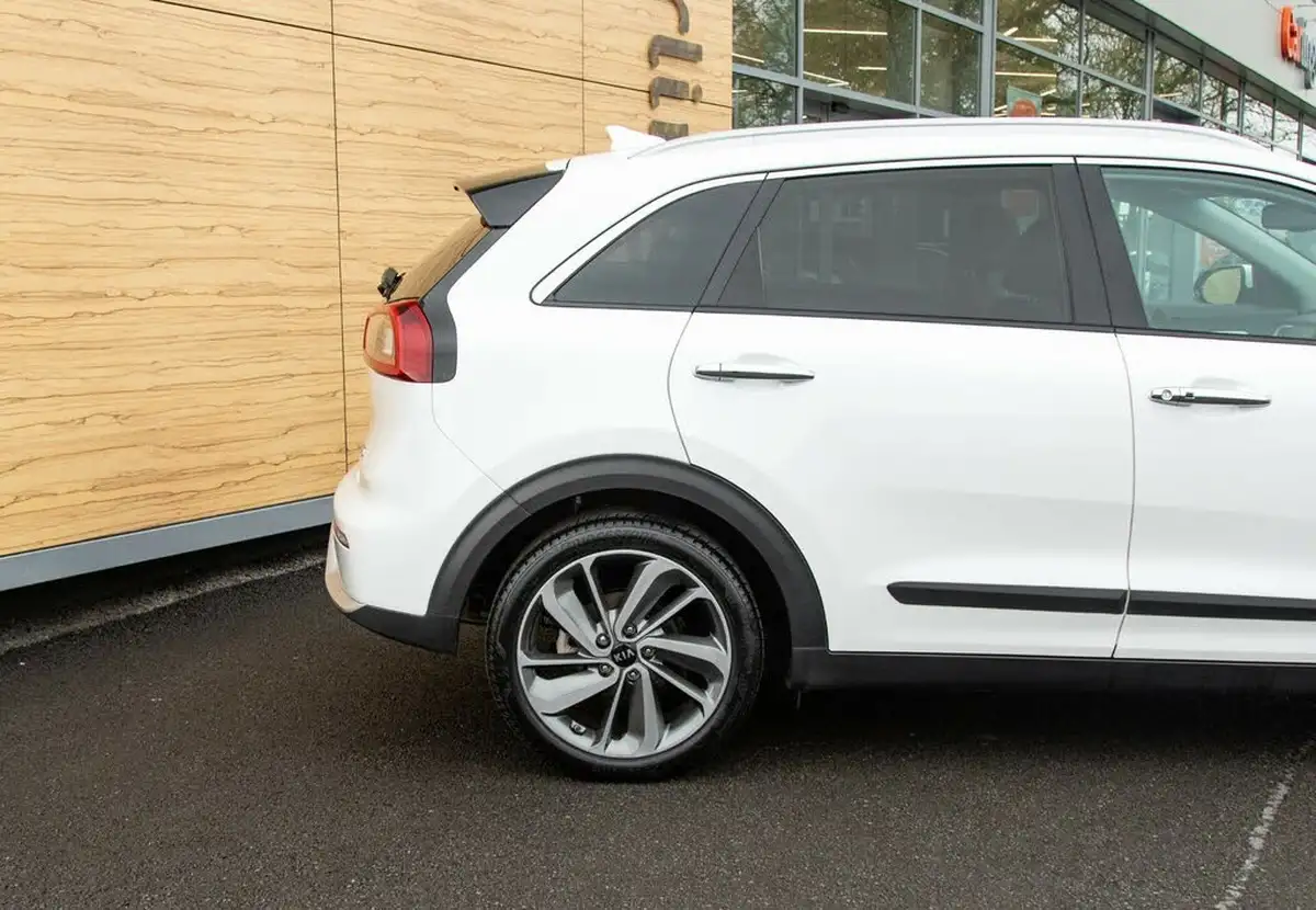 2017-kia-niro-16-gdi-first-edition-big-7