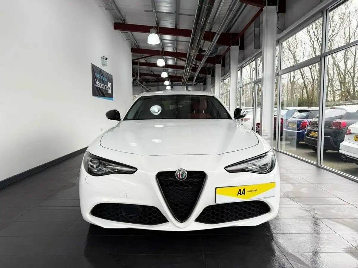 2020-alfa-romeo-giulia-20-nero-edizione-big-2