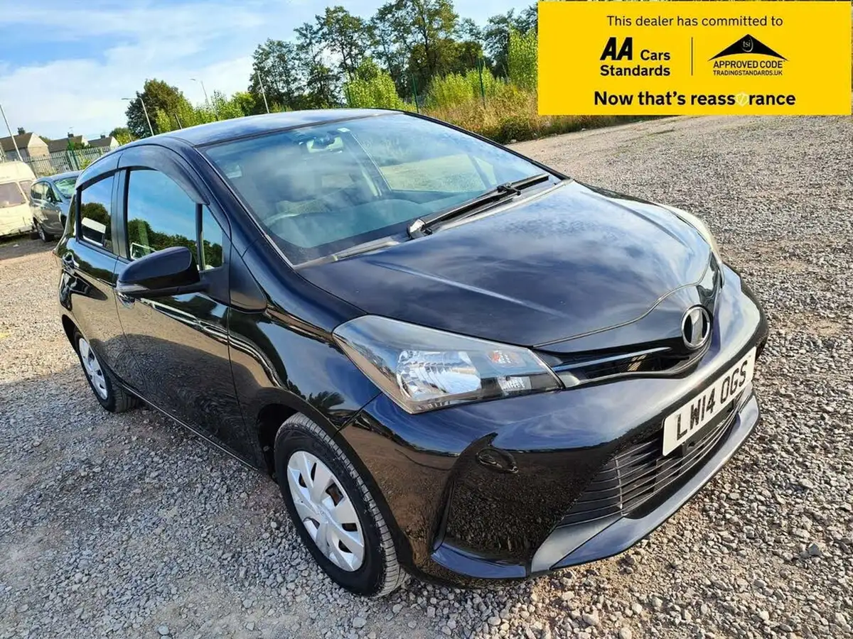 2014-toyota-yaris-big-0