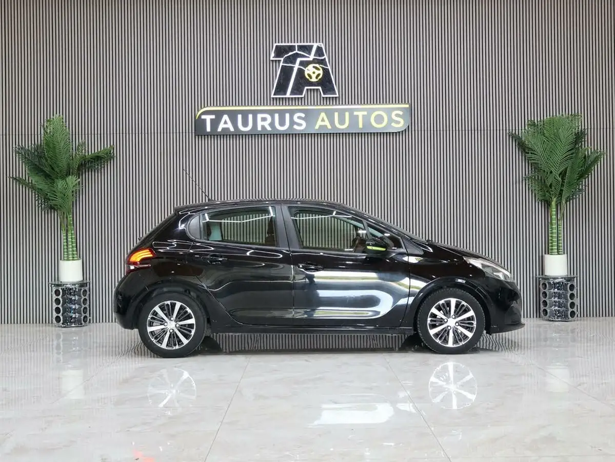 2016-peugeot-208-12-puretech-active-design-lime-5d-big-5