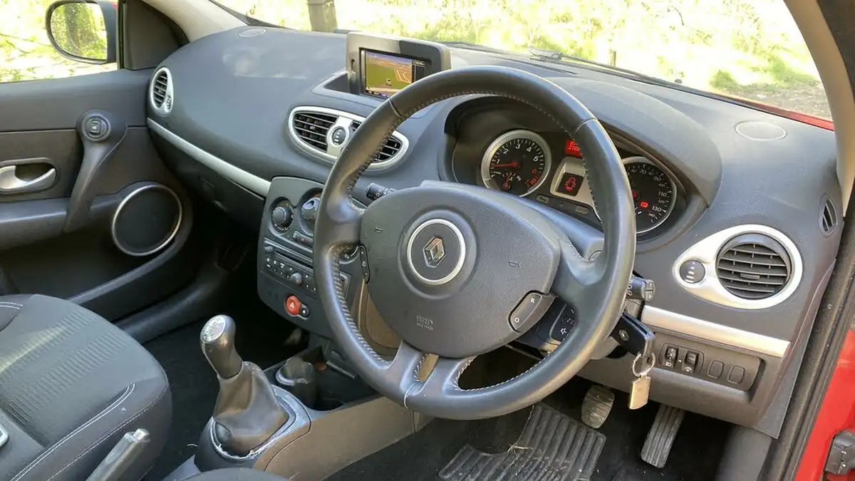 2011-renault-clio-12-dynamique-tom-tom-tce-100bhp-hatchback-5d-big-34