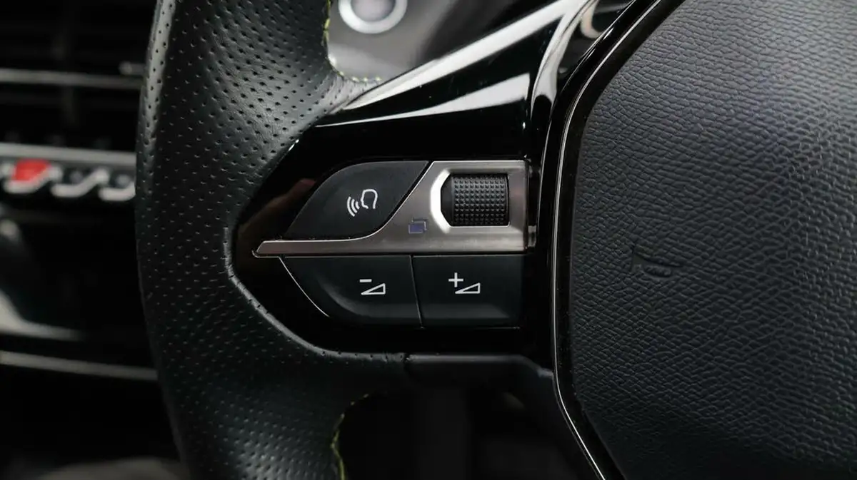 2021-peugeot-2008-suv-12-puretech-gt-big-25