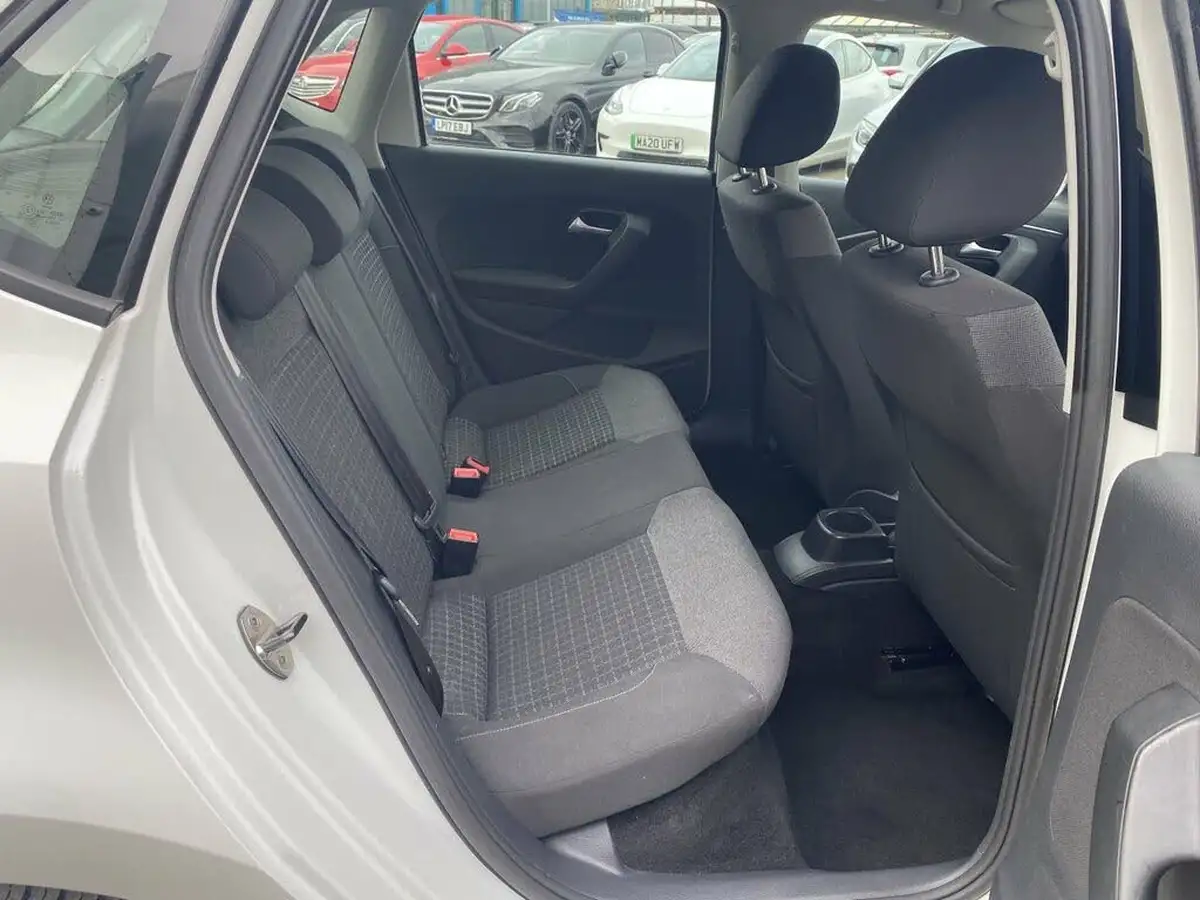 2015-volkswagen-polo-12-tsi-se-5d-big-16