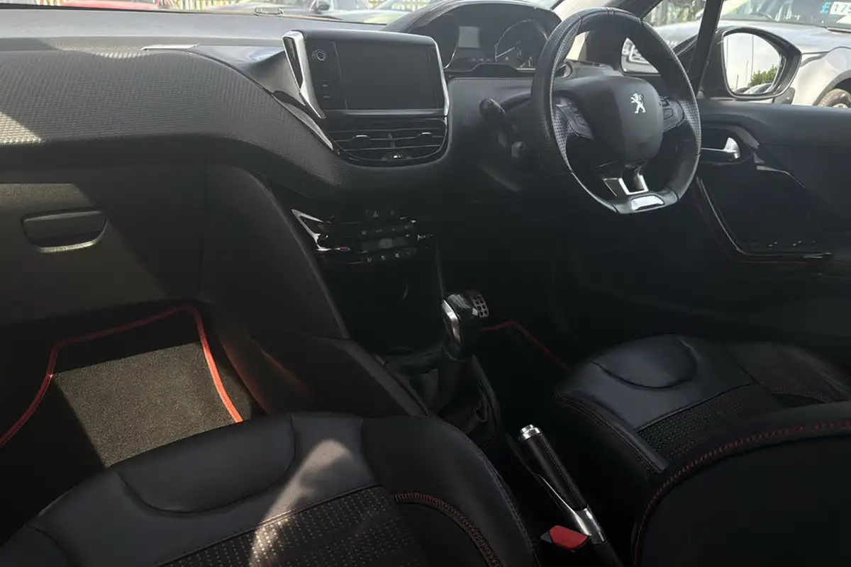2016-peugeot-208-12-puretech-gt-line-5d-big-9