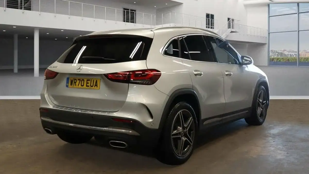 2020-mercedes-benz-gla-class-13-gla-200-amg-line-executive-big-3
