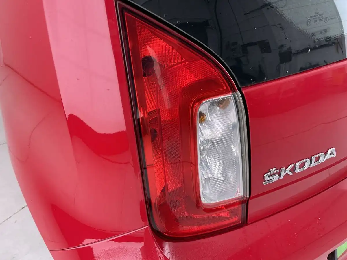 2015-skoda-citigo-10-elegance-60ps-greentech-3d-big-12