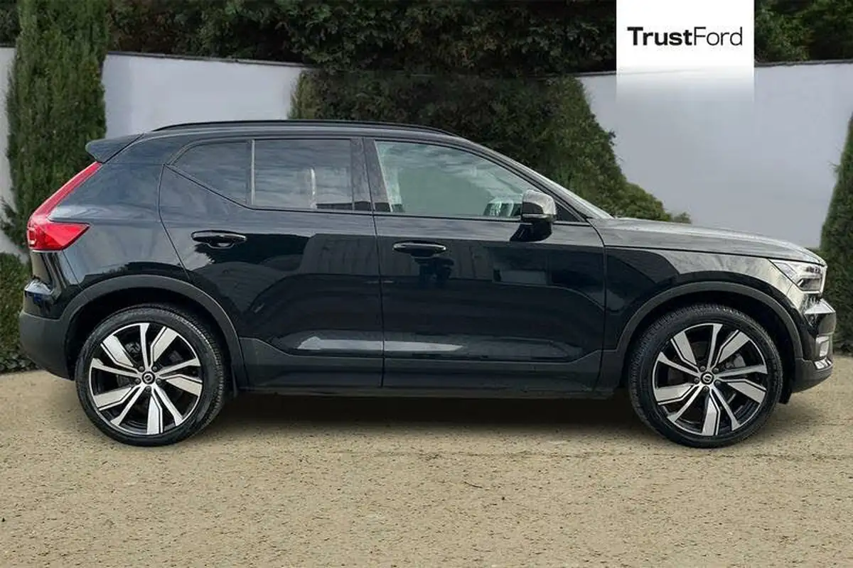 2021-volvo-xc40-e-p8-first-edition-big-2