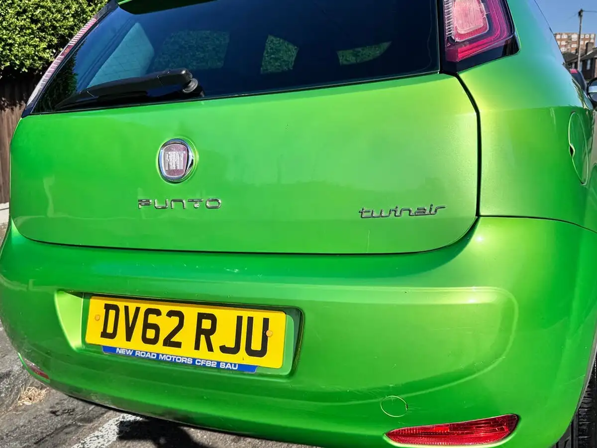 2012-fiat-punto-09-3d-big-18