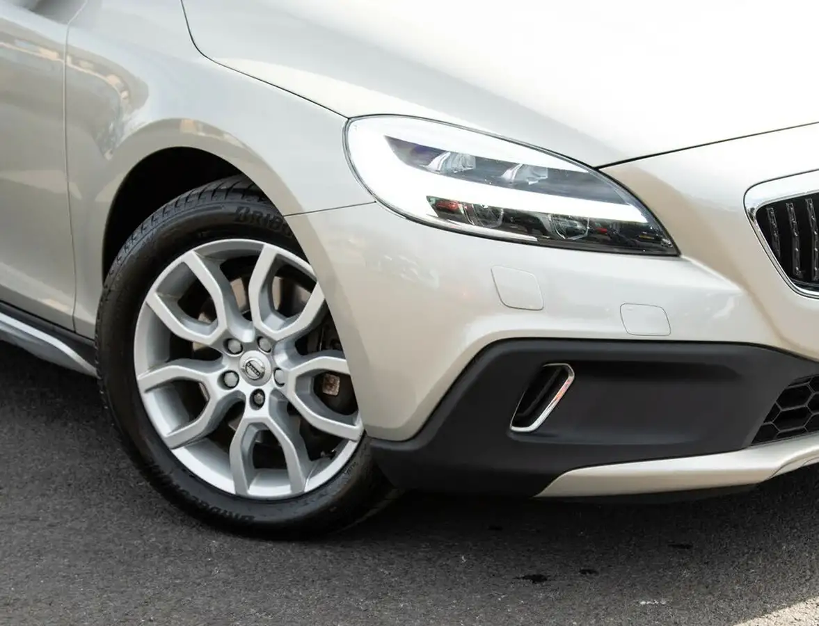 2016-volvo-v40-15-t3-cross-country-pro-big-1