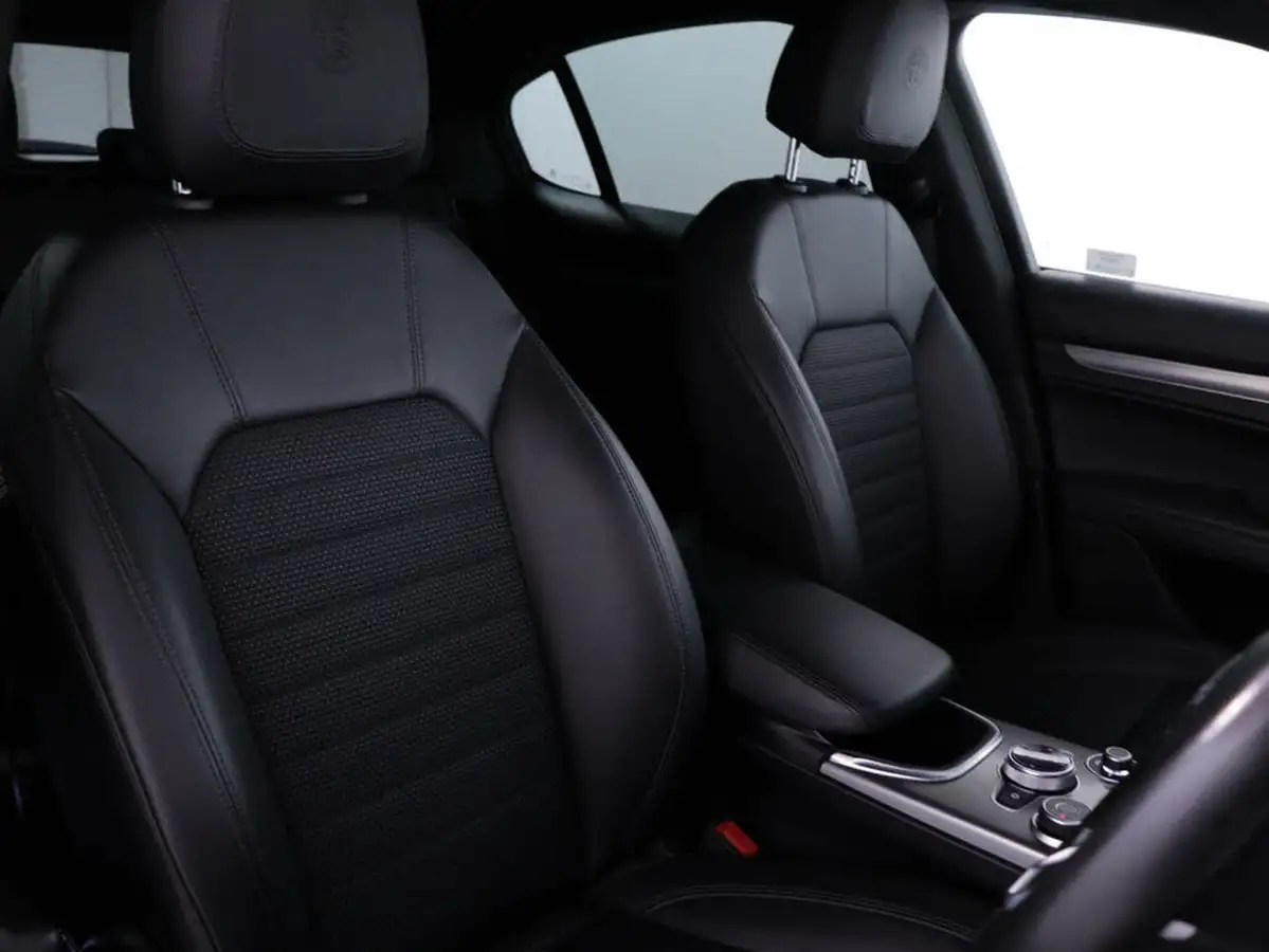 2022-alfa-romeo-stelvio-20-sprint-197bhp-big-30