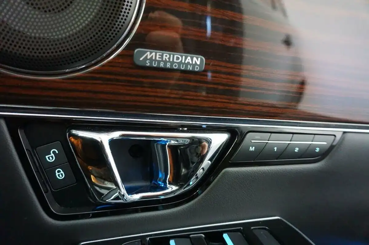 2017-jaguar-xj-series-30td-xj-portfolio-swb-big-24
