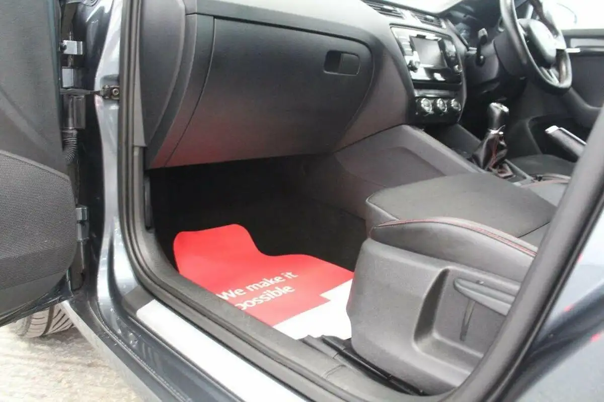2015-skoda-octavia-20tdi-vrs-estate-big-25