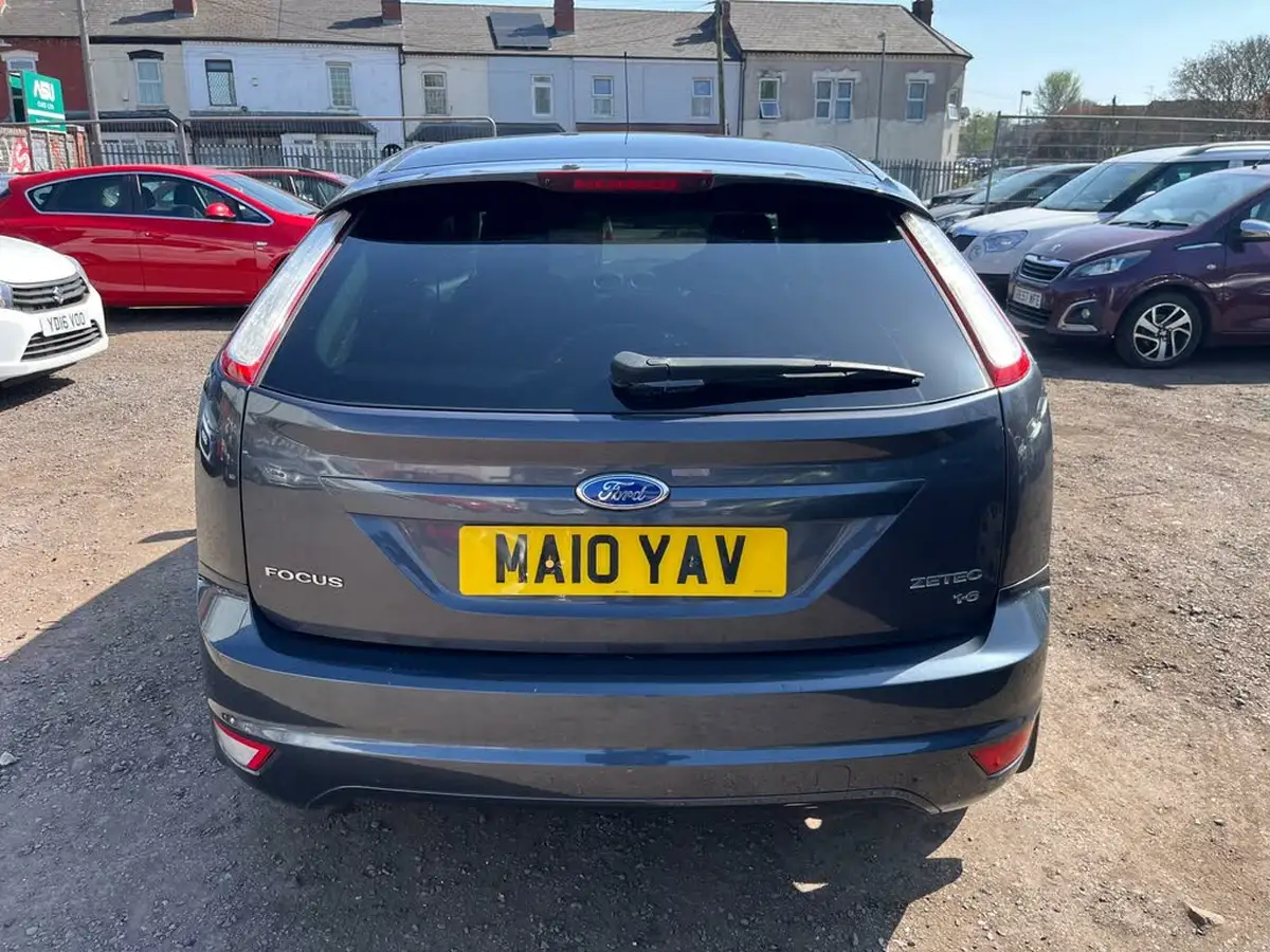 2010-ford-focus-16-zetec-hatchback-5d-big-4