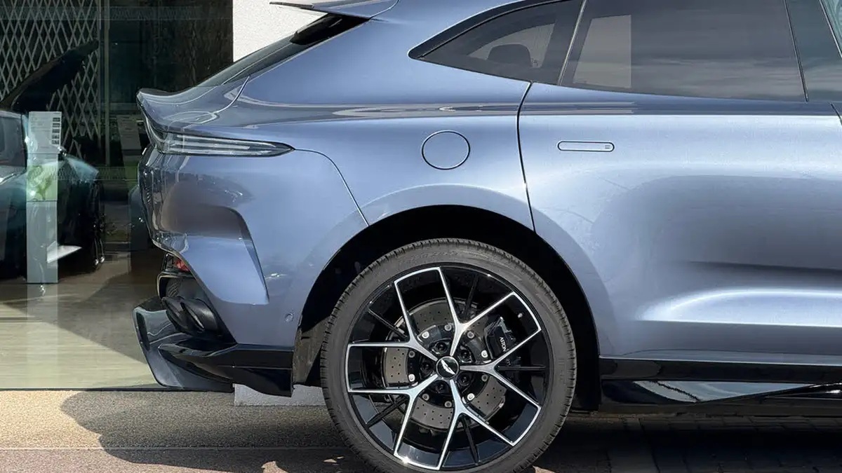 2023-aston-martin-dbx-40-v8-big-18