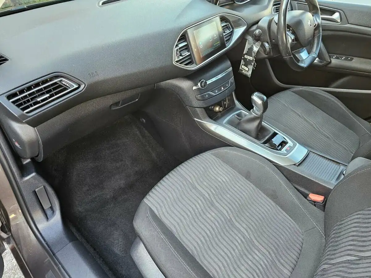 2014-peugeot-308-16hdi-active-big-25