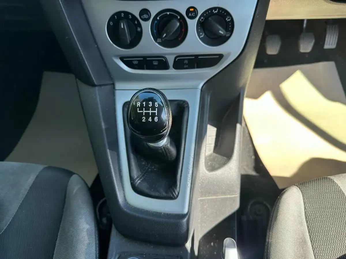 2011-ford-focus-16tdci-zetec-hatchback-big-12