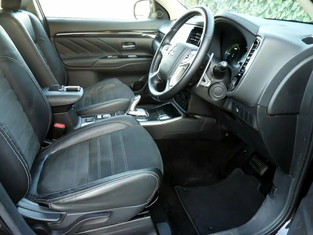 2017-mitsubishi-outlander-20-juro-phev-big-46